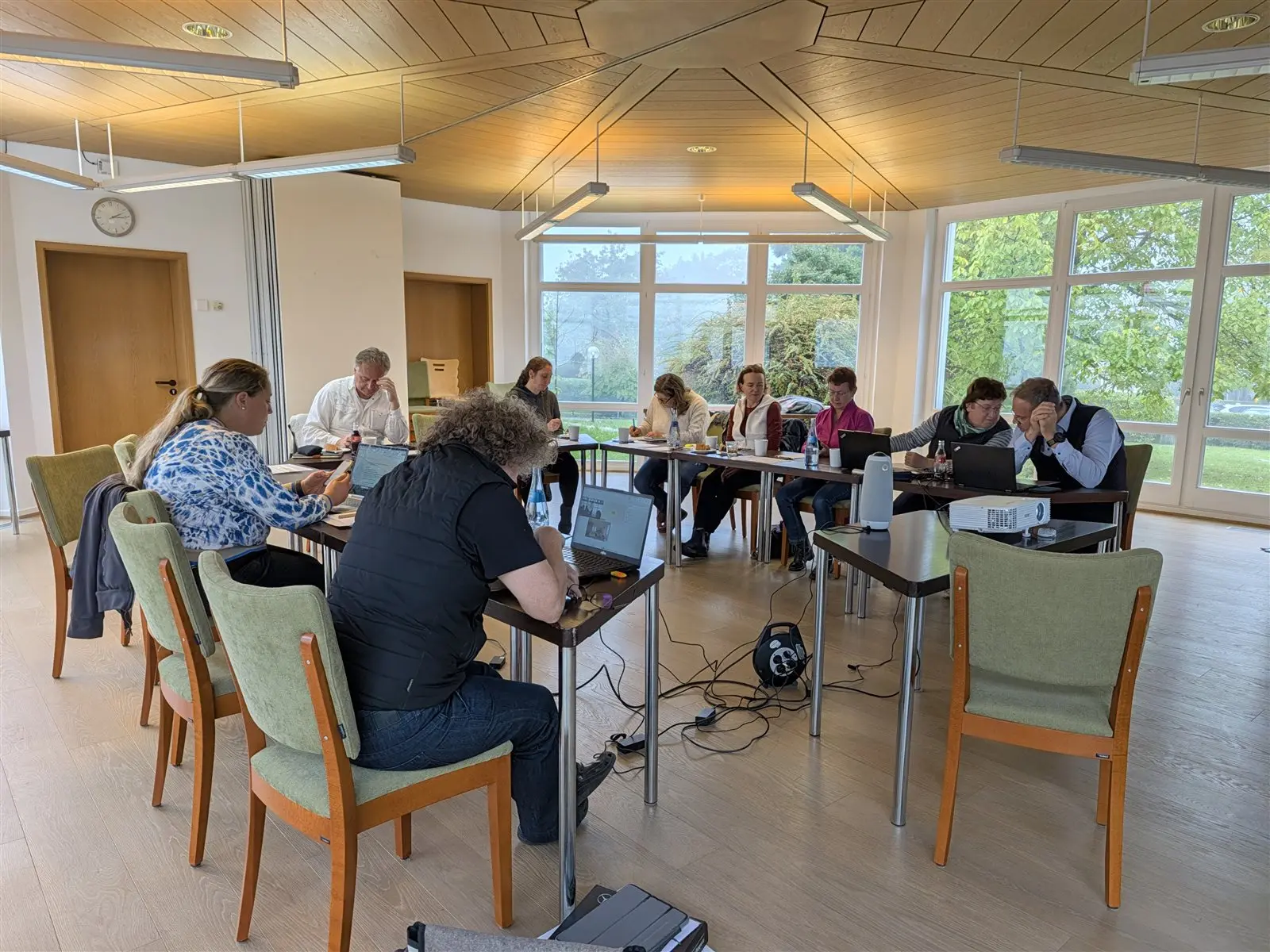 Teilnehmende arbeiten an ihren Laptops im Tagungsraum
